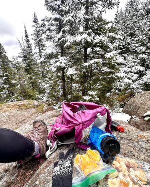 Josée Lavigueur Instagram - Une rando qui part du printemps , et qui fait un petit détour en hiver 🤪🌲☃️🏔️
