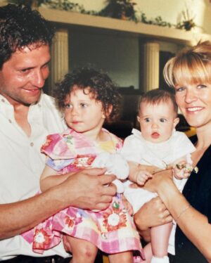 Josée Lavigueur Instagram - 30 ans de complicité, de folies et d’aventures …Un peu de tout… des ptits, des grands et de “moyens moments” 🤪 Mais surtout du beau et du doux🩷💙
Et dans tout ça… le plus beau cadeau qui soit…vous 2 nos belles exploratrices de la vie! Sarah et Léane Klinkow
@sarahlaphysio @lelelines 
Norm…JTM🎈🩷c était un petit mariage champêtre à Eastman! On n’oubliera jamais cette intense journée d’orages, d’électricité (et son départ (haha) et de bonheur 😂🩷