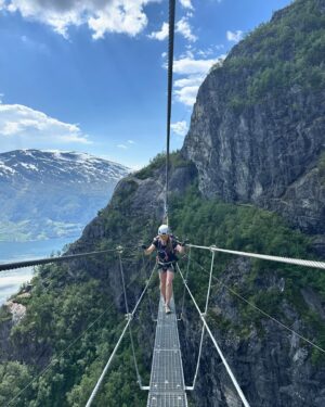 Josée Lavigueur Instagram - VIA FERRATA à Loen , Norvège…6 hres de grimpe… 1100 mètres de dénivelé! Dépassement de soi ✔️ HAHAHA🤪🏔️ meilleur partner au monde 💚