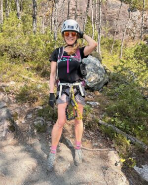 Josée Lavigueur Instagram - VIA FERRATA à Loen , Norvège…6 hres de grimpe… 1100 mètres de dénivelé! Dépassement de soi ✔️ HAHAHA🤪🏔️ meilleur partner au monde 💚