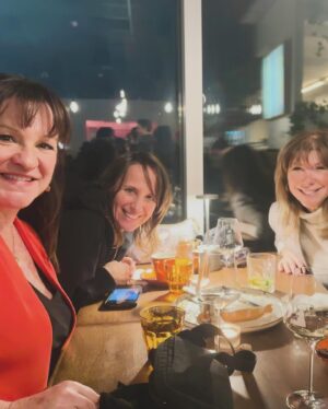 Josée Lavigueur Instagram - Des humains que j’aime et qui font « du bien au monde »💙🩵❤️ Merci pour votre amitié les copains! 
@chantallacroix65 @gen_gagnon_cours_toutoune @marieandree5139 @siroisvalerie @maximelandry4 
Un week- end de retrouvailles 😊💖