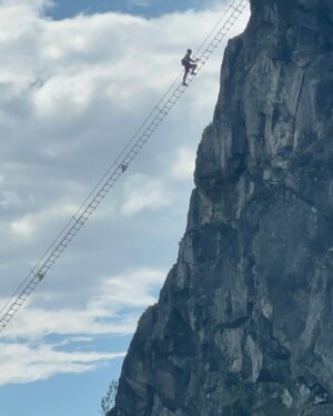 Josée Lavigueur Instagram - VIA FERRATA à Loen , Norvège…6 hres de grimpe… 1100 mètres de dénivelé! Dépassement de soi ✔️ HAHAHA🤪🏔️ meilleur partner au monde 💚