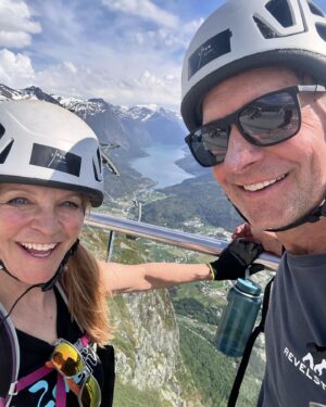 Josée Lavigueur Instagram - VIA FERRATA à Loen , Norvège…6 hres de grimpe… 1100 mètres de dénivelé! Dépassement de soi ✔️ HAHAHA🤪🏔️ meilleur partner au monde 💚