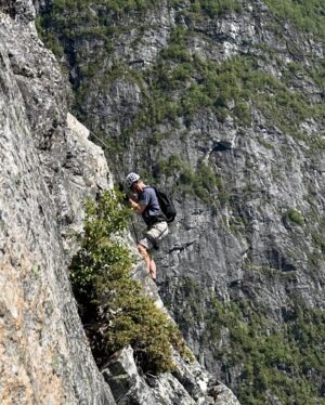 Josée Lavigueur Instagram - VIA FERRATA à Loen , Norvège…6 hres de grimpe… 1100 mètres de dénivelé! Dépassement de soi ✔️ HAHAHA🤪🏔️ meilleur partner au monde 💚