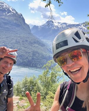 Josée Lavigueur Instagram - VIA FERRATA à Loen , Norvège…6 hres de grimpe… 1100 mètres de dénivelé! Dépassement de soi ✔️ HAHAHA🤪🏔️ meilleur partner au monde 💚
