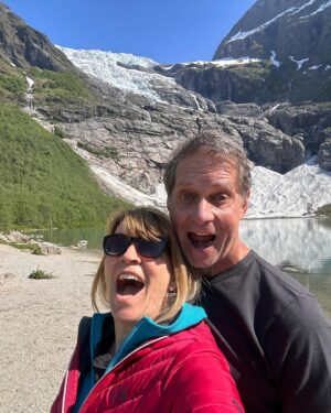 Josée Lavigueur Instagram - La Norvège… Toujours peu de mots! “Photos dépôt”!
Le glacier JOSTELDAL le plus grand en Europe! Une portion mini sur une photo…😃 On s’est approchés dans une longue rando!!!😍🏔️