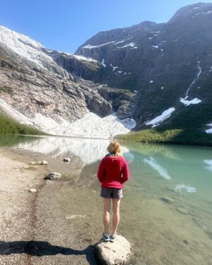 Josée Lavigueur Instagram - La Norvège… Toujours peu de mots! “Photos dépôt”!
Le glacier JOSTELDAL le plus grand en Europe! Une portion mini sur une photo…😃 On s’est approchés dans une longue rando!!!😍🏔️