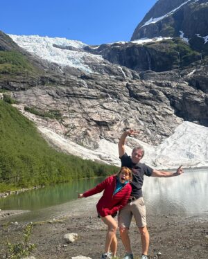 Josée Lavigueur Instagram - La Norvège… Toujours peu de mots! “Photos dépôt”!
Le glacier JOSTELDAL le plus grand en Europe! Une portion mini sur une photo…😃 On s’est approchés dans une longue rando!!!😍🏔️