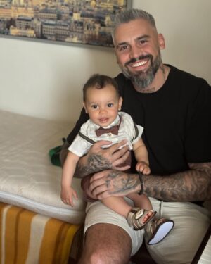 Josef Kůrka Instagram - Malej virtuos ❤️Sice tatínek má absolutní hudební hluch, ale třeba na tom budeš o něco lépe 😀👍❤️#music #virtuosa #love #son #dad