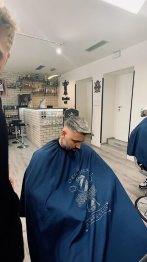 Josef Kůrka Instagram - Když stříhám @pepa_kurka 😂 
(Just joke )

#pepakurka #barbershop #haircut #barber  #praha #joke #