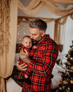 Josef Kůrka Instagram - Rafíkovo první opravdové focení ❤️Moc si to užil a my taky 😀❤️Děkujeme 🤝🙏Jak se vám výsledek líbí ? ☺️✌️ Nikdo nechce, aby byl Raf model, ale určité předpoklady tam jsou 😀 Rodina je nejvíc @angie.mangombe ❤️ #christmas #model #baby #smile