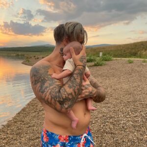 Josef Kůrka Instagram - Nejhezčí moment na světě, ukazovat novému človíčkovi svět ❤️🙏 Už se těším až si spolu zahrajeme fočus a nebo zajdem do fitka 😀💪 #my #live #love #childrenphoto #mood #photooftheday