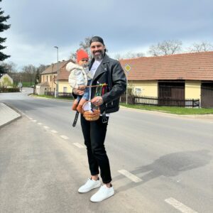 Josef Kůrka Instagram - Rafíka první Velikonoce ❤️ příští rok už budeš cupitat po svých ❤️😀😀 PS: všechny sladkosti ti sní Maminka a tatínek ❤️🤣😀 #love #my #baby #holiday #velikonoce