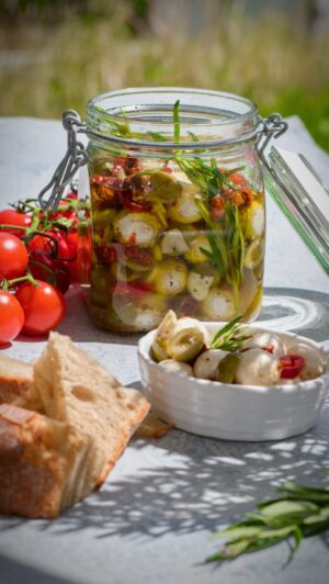 Josef Nemrava Instagram - 🧀Nakládaná mozzarella🧀

Takovej ten letní recept, co se hodí k pivu, vínu i jiném drinkům🍺🥂🍹🍸
Narovinu, ona čerstvá mozzarella s bazalkou a kvalitními čerstvými rajčaty taky není vůbec špatná, ale občas je třeba si to trochu zpestřit ne?😅😋

🧀300g malých kuliček mozzarelly (bez nálevu)
🫒80g zelených oliv
🍅7 sušených rajčat
🧄4 stroužky česneku
🌶️1 chilli paprička
🌱2 větvičky rozmarýnu
🥂2 PL vinného octa
🥫2 PL oleje ze sušených rajčat
🍸Olivový olej
🧂Sůl
🧂Pepř 

🧀Scezenou mozzarellu dáme do misky, přidáme nakrájenou chilli papričku, olivy na polovinu, pokrájená sušená rajčata, česnek na plátky, olej z rajčat, vinný ocet, trochu olivového oleje, osolíme opepříme a vše opatrně zamícháme.
🧀Směs nandáme do uzavíratelné sklenice, přidáme rozmarýn, dolijeme oliváčem a necháme 2 dny náležet v pokojové teplotě.
🧀Pak pravděpodobně hned sníme a nebo dáme do ledničky, kde vydrží minimálně 14 dní

Dobrou chuť