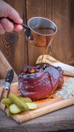Josef Nemrava Instagram - 🍖Pečené vepřové koleno🍖
Kyselou okurku a křen k němu a nepotřebuji ani chleba😅🤤
A nebo taková Vejmrda, tak to je pak ještě level nahoru♥️

Co máte k takovému kolínku rádi vy? A nebo je to na vás moc tučné?😅🙈🙈

1 vepřové koleno
0,5 l černého piva
1 PL sádla
1 žlutá cibule
1 červená cibule
5 stroužků česneku
1 ČL sučeného rozmarýnu
1 ČL sušeného tymiánu
2 PL medu
Šťáva z jednoho citrónu
2 ČL soli
4 bobkové listy
6 kuliček nového koření
10 kuliček černého pepře
1 l vody

Ve vysokém hrnci si rozpálíme sádlo a na něm orestujeme cibule rozkrojené na polovinu.
Přidáme oloupaný česnek, tymián, rozmarýn, sůl, nové koření, bobkový list, pepř a zalijeme černým pivem, přidáme med, šťávu z citrónu a provaříme 10 minut.
Pak přidáme studenou vodu, vložíme do nálevu koleno a necháme 24 hodin naležet v chladu.
Druhý den koleno vaříme v nálevu do měkka zhruba 2 hodiny a průběžně obracíme.
Měkké koleno přendáme na pekáč a pečeme v předehřáté troubě 50 minut na 210st.
Omáčku scedíme a svaříme do husté konzistence.
Omáčkou průběžně potíráme koleno a pak ji na něj hezky nalijeme.

Dobrou chuť