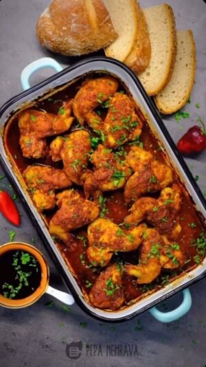 Josef Nemrava Instagram - 🍗🐥Kuřecí křídla🍗🐥

Mám toho poslední dobou nějak moc a tohle je fakt zatraceně dobrá rychlovka🤤
A určitě marinádu můžete použít i na kuřecí paličky😉🍗

Co vlastně máte raději vy, paličky a nebo křidýlka??

🐓1 kg kuřecích křídel
🍺1,5 dcl černého piva
🍸3 PL rostlinného oleje
🧃2 PL rajčatového protlaku
🍶2 PL sójové omáčky
🍯1 PL medu
🍷1 PL Balzamica
🧂1 ČL drceného kmínu
🌼1 ČL kari prášku
🌶1 ČL mletého chilli
🧄2 stroužky česneku
🧂Pepř
🧂sůl

🍖Předehřejeme si troubu na 180st
🍖Do misky si dáme všechny tekuté ingredience, přidáme česnek , kmín, chilli, opepříme, osolíme a zamícháme.
🍖Křídla naložíme do marinády a necháme minimálně 2 hodiny naložit.
🍖Křídla dáme do pekáčku a přiklopíme alobalem, dáme do trouby na 30 minut.
🍖Po uplinutí pekáč odkryjeme, přelijeme vše výpekem,  zvýšíme teplotu na 220st a ještě 15 minut dopečeme na kůrčičku.

Dobrou chuť ☺️🙏