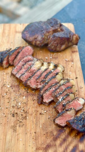 Josef Nemrava Instagram - PÁR RAD NA SKVĚLÝ STEAK🥩😉

1. STEAK, KTERÝ POMALU ZRÁL VE VAKUU, JE TŘEBA VYNDAT ASPOŇ 2 HODINY PŘED PŘÍPRAVOU Z VAKUA A NECHAT V CHLADNU IDEÁLNĚ NA PRKÉNKU. 
2. 30 MINUT PŘED PŘÍPRAVOU HO VYNDÁME DO POKOJOVÉ TEPLOTY
3. ZPRÁVNĚ ZVOLENÉ MASO JE ZÁKLAD. TOHLE JE PLEMENO WAGYU OD NÁS Z JIŽNÍCH ČECH ZE @siwa_farm 
4. V DOBŘE VYZRÁLÉM STEAKU ZŮSTANE DŮLEK PO PÍCHNUTÍ PRSTEM
5. POKUD SE DŮLEK NEUDĚLÁ, TAK NEUDĚLÁTE ANI DOBRÝ STEAK
6. GRIL MUSÍ BÝT ROZPÁLENÝ MINIMÁLNĚ NA 280 ST A IDEÁLNĚ V NĚM JEN ŽHAVÉ UHLÍ BEZ PLAMENŮ
7. MŘÍŽKU POTŘEME KŮŽÍ ZE ŠPEKU NEBO SLANINY
8. STEAKY NESOLÍME ANI NEPEPŘÍME, POKUD JSOU KRÁSNĚ PROROSTLÉ JAKO TYHLE WAGYU, TAK JE JEN LEHCE DOTVARUJEME V RUCE A POLOŽÍME NA OTEVŘENÝ GRIL
9. PO 90 AŽ 120 VTEŘINÁCH STEAK OTOČÍME A Z DEUHÉ STRANY DĚLÁME STEJNOU DOBU.
10. POVRCH BY MĚL BÝT KŘUPAVÝ, ALE NÉ SPÁLENÝ (díky tuku se hned tak nespálí)
11. POKUD MÁ STEAK VYSOKÉ TUKOVÉ KRYTÍ, JAKO TŘEBA TENTO NÍZKÝ ROŠTĚNEC, TAK HO ZATÁHNEME I PO OBVODU
12. V GRILU PAK STEAKY NECHÁME DOJÍT NA POŽADOVANÉ PROPEČENÍ MIMO PŘÍMÝ PLAMEN
13. DO STEAKU NENÍ DOBRÉ PŘÍLIŠ PÍCHAT, ALE PRO ZAČÁTEČNÍKY URČITĚ DOPORUČUJI OPATRNĚ POUŽÍT VPICHOVÝ TEPLOMĚR
14. STEAK PROPEČENÝ NA POŽADOVANOU TEPLOTU NECHÁME ODPOČINOUT NA PRKÉNKU 6-8 MINUT A V PRŮBĚHU ODPOČÍVÁNÍ OSOLÍME A OPEPŘÍME Z OBOU STRAN
15. KVALITNÍ PEPŘ A VLOČKOVÁ (MALDONSKÁ) SŮL JE DADALŠÍ ZÁKLAD😉
16. O TEN NEJLEPŠÍ STEAK SE ASI NIKDO DĚLIT NECHCE, ALE VĚŘTE MI, ŽE S PŘÁTELI VŠE CHUTNÁ NEJLÉPE😉🥩😅
17. ALE NEŽ SE PODĚLÍTE, TAK SAMOZŘEJMĚ JAKO PRVNÍ OCHUTNEJTE😉😅

Teploty PROPEČENÍ v jádře

Blue Rare do 50°C v jádře - opravdu syrový
Rare  51-53°C, v jádře - “krvavý”
Medium rare 54-56°C v jádře - hezky růžový, za mne nejlepší úprava
Medium 59-61°C v jádře - střed stále ještě růžový 
Medium Well done 62-64°C v jádře, ještě je patrná růžová barva ve středu
Well done – více než 70 °C v jádře - steak je propečený do hněda

Dobrou chuť