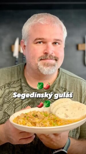 Josef Nemrava Instagram - 🥬🌶Segedínský guláš🌶🥬

Zase jeden reciklovanej videorecept😉
Jo dávám tam protlak, než tedy někdo napíše že tam nepatří, tak to nejdřív vyzkouší a pak až dá zpětnouvazbu😉🙏 
A knedlíky jsem naskládal obráceně protože jsem nevěděl, že se to prý nesmí😂🙈 a i když jsem pravák, tak držím v pravé ruce vidličku a v levé nůž, tak budu tvrdit že je to pro mne tak lepší🤣🤣
 
🥩800g vepřové plece nebo krkovice
🥬500g kyselého zelí i se šťávou
🧅1 cibule 
🧈1 PL sádla
🧂2 ČL kmínu
🌶2 ČL mleté papriky 
🌱4 bobkové listy
🧂8 kuliček nového koření 
🧂10 kuliček celého pepře
🧃2 PL rajčatového protlaku
🥛200ml Smetany
🧂Sůl
🧂Pepř
🍯cukr

🥬Na rozpáleném sádle zarestujeme cibuli nakrájenou na hrubo. 
Přidáme na kostičky nakrájené maso a také zarestujeme.
🥬Osolíme, opepříme, přidáme mletou papriku, kmín a důkladně promícháme.
🥬Přidáme protlak, šťávu z kyselého zelí, bobkový list nové koření a necháme dusit téměř do měkka.
🥬Když je maso téměř měkké, přidáme pokrájené kyselé zelí a dusíme úplně do měkka
🥬Na konec přidáme smetanu, ochutnáme, případně dochutíme cukrem, solí a povaříme ještě 5 minut.

Dobrou chuť☺️♥️
