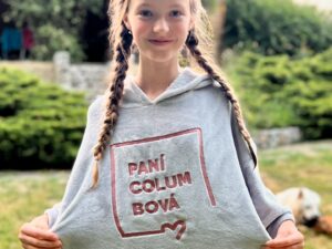 Josef Vrtal Instagram - 🎉 NOVÝ MERCH ALERT 🎉
Nejhebčí “pončo župany” FOTR NA TRIPU a PANÍ COLUMBOVÁ jsou tady 
To není župan, to je životní styl 😉
www.fotrnatripu.cz
#novymerch 
#poncozupan 
#sijemeprovas 
#fotrnatripumerch od #fotrnatripu