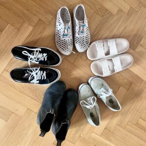 Josef Vrtal Instagram - Přípravy na cestu vrcholí, stresy jako pokaždé… vždycky vás hodně zajímá, co si balíme za boty, tuhle cestu asi takhle 🥾👟 každý 5 párů bot, jen Lumi je pod limit 😅
#fotrnatripu 
#pripravyvrcholi 
#baleni #boty