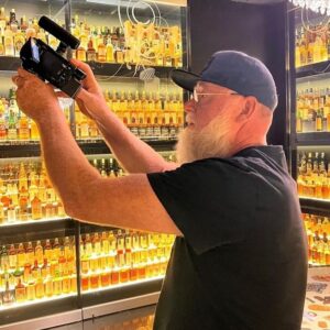 Josef Vrtal Instagram - Přátelé, omyl, tak ode dneška se reprízuje 6. řada FOTRA 🫣😅 - Skotsko, Irsko, Ostrov Man, Severní Irsko, Hebridy, Orkneje a Ostrov Skye. Tak jako tak, vzpomínky jsou krásné, užijte si to. :-) 
A kdo neviděl, ať se vám líbí!
1. díl FOTR 6️⃣ ze Skotska 🏴󠁧󠁢󠁳󠁣󠁴󠁿 dneska večer ve 21:25 na @primacooltv 👈
Dozvíte se třeba
… jak se do Skotska dostat a neřídit přitom jak magor stovky kilometrů přes Anglii 
… že jména pro slavnou knihu Harry Potter hledala spisovatelka na hřbitově v hlavním městě Skotska, Edinburghu
… že pravý Skot pod kiltem, nenosí nic
… že kapitán královské jachty Britania, co přepravovala dlouhá desetiletí po mořích královnu Alžbětu, neměl na můstku kormidlo. A že loď řídil hlasem
… že spisovatel slavné knihy o Robinsonovi Crusoe se inspiroval příběhem skutečného skotského námořníka
… že ve Skotsku si můžete dát atomové kafíčko v nejtajnějším podzemním městečku celé Británie
… nebo že v Centru, co blahořečí skotskou whisky, kam ji jezdí degustovat gurmáni z celého světa, pracuje rodačka z Moravy, odkojená slivovicí, a navíc s titulem největšího znalce tohoto nápoje

#fotrnatripu #skotsko #hyundaistaria #directjizda
