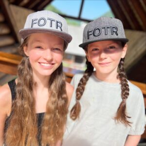 Josef Vrtal Instagram - ⭐️ Novinka ⭐️ K vaší nejoblíbenější šedo-černé snapback čepici FOTR přibyla světlá sestřička! 
Více stylu, více humoru, dvakrát tolik FOTR! 
www.fotrnatripu.cz
#novymerch 
#snapbackstyle 
#snapbackFOTR 
#fotrnatripumerch od #fotrnatripu