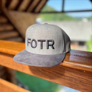 Josef Vrtal Instagram - ⭐️ Novinka ⭐️ K vaší nejoblíbenější šedo-černé snapback čepici FOTR přibyla světlá sestřička! 
Více stylu, více humoru, dvakrát tolik FOTR! 
www.fotrnatripu.cz
#novymerch 
#snapbackstyle 
#snapbackFOTR 
#fotrnatripumerch od #fotrnatripu