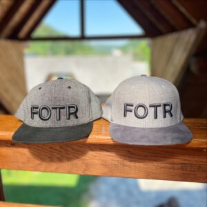 Josef Vrtal Instagram - ⭐️ Novinka ⭐️ K vaší nejoblíbenější šedo-černé snapback čepici FOTR přibyla světlá sestřička! 
Více stylu, více humoru, dvakrát tolik FOTR! 
www.fotrnatripu.cz
#novymerch 
#snapbackstyle 
#snapbackFOTR 
#fotrnatripumerch od #fotrnatripu