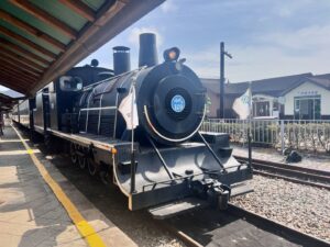 Josef Vrtal Instagram - 📢 Fotr na tripu - Devátá epizoda! 🚂🌸
Pomalu se blížíme do finále. Dnešní díl vás zavede do světa kočičích kaváren, vlakových vesnic, buddhistických chrámů a hi-tech korejských záchodů. 🐱🚉🚽 
Fotr začne v kočičí kavárně, pokračuje do vlakové vesnice, kde se místo staré párovky projede v moderní dieselové replice s klimatizací a obřími displeji. Jak by to byl korejský díl bez mostů, rozkvetlých třešní, plovoucích autobusů a buddhistického chrámu? A navíc, korejské záchody nabízejí mnoho funkcí a jsou plně automatické!
Nezapomeňte se dívat! Premiéru sledujte dneska na @primacooltv od 21:25. Repríza v sobotu na Primě od 8:00. Nejnovější díl bude také k dispozici na našem webu v rubrice Epizody od středečního večera 👈
🔔 Nepromeškejte to!
#fotrnatripu 
#southkorea #jiznikorea