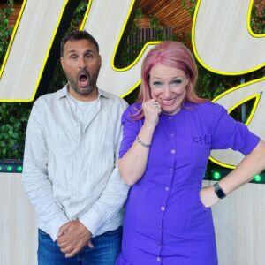 Josefin Johansson Instagram - Vilka är dom? Jo två som ska vara med och sjunga i ALLSÅNG PÅ SKANSEN 1 AUG!!!! Ses på @svt då 🥳📀 @bendjellouljohar 📸: @clap_your_hands_ab
