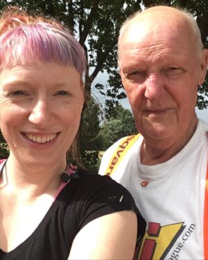 Josefin Johansson Instagram - Göran Johansson. Du gillade bilar, Norrland och smörgåstårta. Växte upp som enda barnet i en familj av mamma Märta och massa farbröder. En farbrorn själv. Från födseln hade du hängslen och keps och hjälpte till på gården Stubbabo. Som va din bästa plats. Den gången jag skulle resa i december sa du bestämt nej. Att lämna Stubbabo PÅ JULEN??? 

Annars har du sällan förbjudit mig något. Ja det skulle va att dra in smuts då, gå inte in med skor! Tvätta tassarna när man varit utomhus! Det skulle va fint. Man ska va rädd om grejerna. Så rädd att det va svårt att slänga. Va bra att du sparat alla dom påsarna från 2003. Är man född under kriget så är man. Men du har aldrig varit snål. Varje födelsedag kom ett kuvert. Möjligen aningen idéfattig. Och det har vi tetas om haha. Men alltid uppvaktning. Snäll och generös. Skjutsade och bar. Körde mig till folkhögskolan i Svalöv. Men bara om du fick äta medhavda mackor i Glumslövs backar. När jag köpte huset i Ysby kom du med röjsågen och drog ner djungeln. En smörgås och kopp kaffe för besväret. Sen när Inga kom in i bilden fick hon följa med på räkbombståget. Det fanns alltid tid för landgång. Och att städa bilen när du kom hem. Bilar va toppen. Att köra dom. Att titta på dom. Att tvätta dom. Vi skulle ta en helg nu i höst och ta mitt åk med, att bli lärd av putsmästarn.

När Televerket erbjöd avtalspension 10 år innan 65 tackade du ja innan frågan ställts klart. Men du älskade att träffa jobbarkompisar. En skojare i fikarummet. Mästare på fest. Vänner överallt. Kyrkan. Sossarna. Norrland. Valnämnden. Tinget. Järnvägsmuseet i Landeryd. Symötena(!). Andra Göran och du träffade i första klass 1949 och har varit bästisar sen dess. Till nu. 

Den 7:e september firade vi din 80-årsdag med pompa och fiskrestaurang. På otroligt humör. Satt och pladdrade i baksätet om den gubben som bodde där och den ledningen du lagade -65 där. Jag är så glad att du hann träffa min Oskar. Att du fick en fin tid med Inga. Att mamma och du hade en god relation. Att ni fixade mina syskon Torbjörn och Fredrik. Nu lämnar du oss, ja till och med Stubbabo. Den gård du fötts och dötts på. Jag är ledsen att du är borta. Tack för allt ♥️