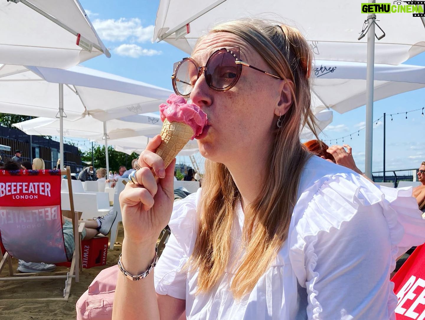 Josefin Johansson - 471 Likes - Hej hej Warszawa var toppen tack. Otrolig veganmat, ganska dåligt fotbollslag, varmt väder, bra museum som tex Warsaw uprising museum, @chopinmuseum men framför allt FLIPPERSPELSMUSEET @pinballstation. Efter löst entré var det obegränsat spel. Tyvärr. Bra att dom ändå stängde vid midnatt. Nattmarknad, vintage on fleek och sandstränder. Dessvärre utan vatten att bada i pga Wislan ”is very bad poison and soil”. Kan Polen bli lite bättre politiskt åker jag tillbaka i ett nafs. Tack för födelsedagspresenten @oskarzaar, jag ska fylla jämt varje år.