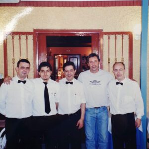 Josep Pedrerol Instagram - !Éramos tan jóvenes! 😂😂😂😂 Gracias a @juanma_special_one por esta foto que está puesta en el Restaurante La Montaña de El Pardo. #EstoyMejorAhora