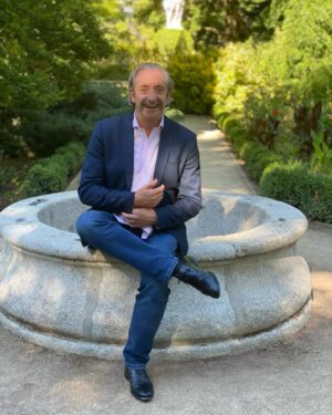 Josep Pedrerol Instagram - La verdad es que sobra la chaqueta pero la visita merece la pena ⛲️🪴🪴⛲️