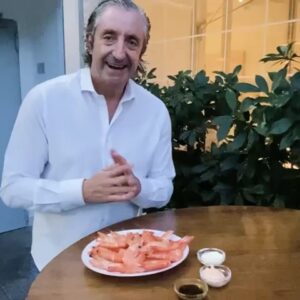 Josep Pedrerol Instagram - Os voy a confesar mi momento favorito para disfrutar de los Rodolfos... Y es que no hay nada mejor que ver un buen partido de fútbol ⚽ con unos #Rodolfos 🦐  de @pescanova_es. Bajos en grasas, bien fresquitos para el verano… Porque los Rodolfos son para disfrutarlos cada día… Ah. Me salieron bien las salsas, que lo sepáis… 😉
Y ojo que @pescanova_es está haciendo un sorteo de 15 tarjetas regalo del valor de 300€ para viajar, así que... ¡Participad en su perfil! #Publicidad