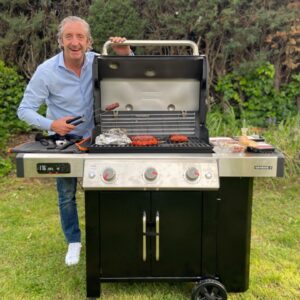Josep Pedrerol Instagram - 🤩 Qué ganas había de una barbacoa... ¡pero de una barbacoa inteligente! 🍖🍗 Con la Weber Genesis puedes ver hasta el punto de la carne a través del móvil con Weber Connect... Así da gusto. Os la recomiendo 😉 @weberespana #MomentoWeber #Publididad