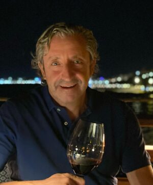 Josep Pedrerol Instagram - Tic tac… Ojalá en 2022 podamos abrazarnos más. Brindo por vosotros. ¡Feliz año!