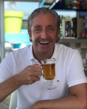 Josep Pedrerol Instagram - No hay nada como una buena infusión (no es cerveza) tras la comida. Buen provecho a tod@s y a sonreír.😉