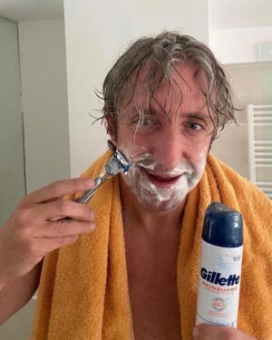 Josep Pedrerol Instagram - ¡Di adiós a la irritación! La Gillette SkinGuard alisa la piel, reduce la presión en cada pasada, te deja una sensación de frescor brutal y está clínicamente testada… ¡Ya sabes! #Gillette #SkinGuard #AdiósIrritación #Ad