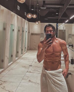 Joseph Cannata Instagram - Some key benefits of a steam room 🧖🏽‍♂️⁣
⁣
Clearing congestion ⁣
Improving skin health ⁣
Lowering blood pressure⁣
Improving circulation⁣
Workout recovery⁣
Relaxation⁣
⁣
#CannatsFitness⁣
⁣
