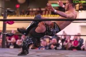 Joseph Janela Instagram - Didn’t know Suplex City was the smallest city in the world…. 🤷🏻‍♂️

📸: @joserodriguezphotography85 @gamechangerwrestling 

#GCW #Smoll #suplexcity #MicroMan #holyshit #prowrestling