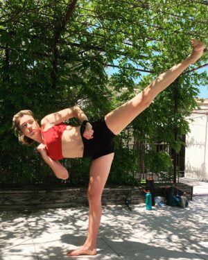 Joséphine Berry Instagram - Quand je me prends pour Jean-Claude Van Damme mais clairement pas aussi stylé. 😅
One day soon ✨
#goal #jmvd 

 #stunt #cascade #training #kick #actress #actrice #comedienne #jeanclaudevandamme