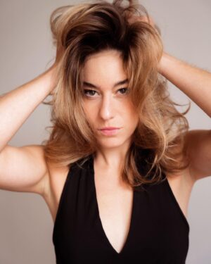 Joséphine Berry Instagram - Je voulais me prendre la tête et écrire une légende stylée pour partager à quel point je suis heureuse d’avoir réalisé mon 1er court métrage entourée d’une équipe absolument merveilleuse. 
Mais finalement, ce ne sont que des photos de moi qui se prend la tête avec style. 

Sous le regard de @sarahsalazar.pics 📷

Happy Monday. 
Don’t forget to smile to yourself and to those around you. 🕊️

#horscombat #gratitudeinfinie #actress #stunt #director #headshot #photoshoot #cantwaittosharemore #bisousbye
