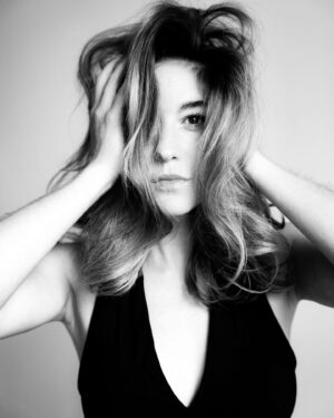 Joséphine Berry Instagram - Je voulais me prendre la tête et écrire une légende stylée pour partager à quel point je suis heureuse d’avoir réalisé mon 1er court métrage entourée d’une équipe absolument merveilleuse. 
Mais finalement, ce ne sont que des photos de moi qui se prend la tête avec style. 

Sous le regard de @sarahsalazar.pics 📷

Happy Monday. 
Don’t forget to smile to yourself and to those around you. 🕊️

#horscombat #gratitudeinfinie #actress #stunt #director #headshot #photoshoot #cantwaittosharemore #bisousbye