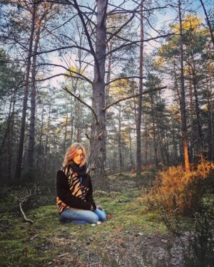Joséphine Berry Instagram - Escape for the new moon in the enchanted forest and catching the last ray of sunshine 🍃🌚🌞

I had a little reminder from the trees:  root yourself and grow towards the light. ✨. 

#nature #root #newmoon #forest #inspiration #citybreak