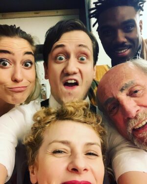 Joséphine Berry Instagram - La vie est un cercle ⭕️ 

Je joue encore quelques dates dans Le Cercle des Illusionnistes au Splendid! 
Venez vite les amis, c’est bientôt fini ! 

26 au 31 décembre 
11 au 15 janvier. 

@theatredusplendid 
#lecercledesillusionnistes 
By @alexismichalik 

En photos et aussi sur scène: 
@charline__paul @olivier_dote_doevi @instaaclyde @victorboulenger et Michel(s) 
❤️