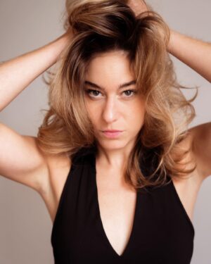 Joséphine Berry Instagram - Je voulais me prendre la tête et écrire une légende stylée pour partager à quel point je suis heureuse d’avoir réalisé mon 1er court métrage entourée d’une équipe absolument merveilleuse. 
Mais finalement, ce ne sont que des photos de moi qui se prend la tête avec style. 

Sous le regard de @sarahsalazar.pics 📷

Happy Monday. 
Don’t forget to smile to yourself and to those around you. 🕊️

#horscombat #gratitudeinfinie #actress #stunt #director #headshot #photoshoot #cantwaittosharemore #bisousbye