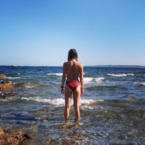 Joséphine Berry Instagram - Merveilleux endroit. 
Merveilleuse compagnie. 
Merveilleuses traces de bronzage. 🤣
🌞🐬❤️

👙 @jenesaisquoi 
📸 @andreacatozzi