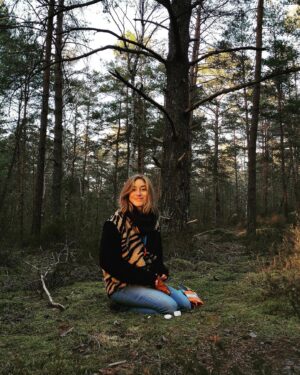 Joséphine Berry Instagram - Escape for the new moon in the enchanted forest and catching the last ray of sunshine 🍃🌚🌞

I had a little reminder from the trees:  root yourself and grow towards the light. ✨. 

#nature #root #newmoon #forest #inspiration #citybreak