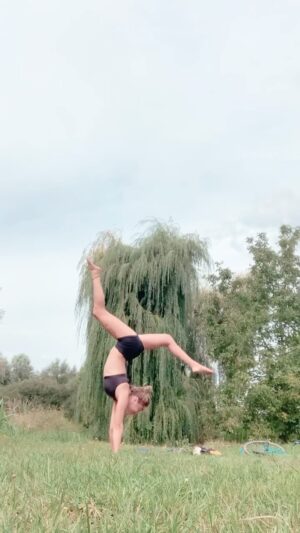 Joséphine Berry Instagram - Deuxième essai. 🤙
Maybe one day I’ll have my legs straight and my back tucked. 
✌️